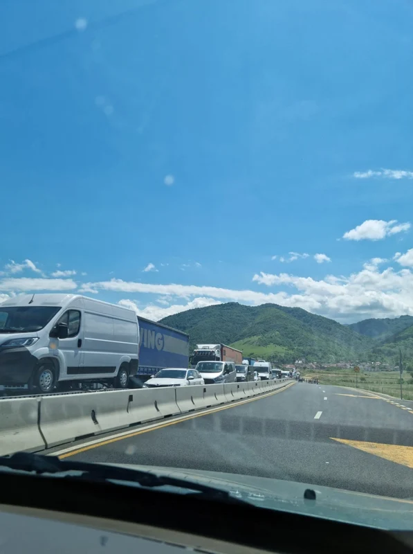 Cozile infernale de la intrarea sudică în Defileul Oltului s-au mutat la giratoriul de la Veştem - Sibiu Foto Diana Bunescu
