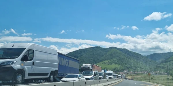 Cozile infernale de la intrarea sudică în Defileul Oltului s-au mutat la giratoriul de la Veştem - Sibiu Foto Diana Bunescu