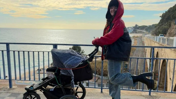 Cine este Dora, tânăra care merge pe tocuri din Barcelona până în România. „Feminitatea nu e o slăbiciune”