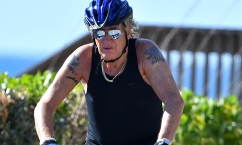 Rod Stewart are 75 de ani, este în categoria de vârstă de risc, dar ignoră pericolele reprezentate de noul coronavirus jpeg