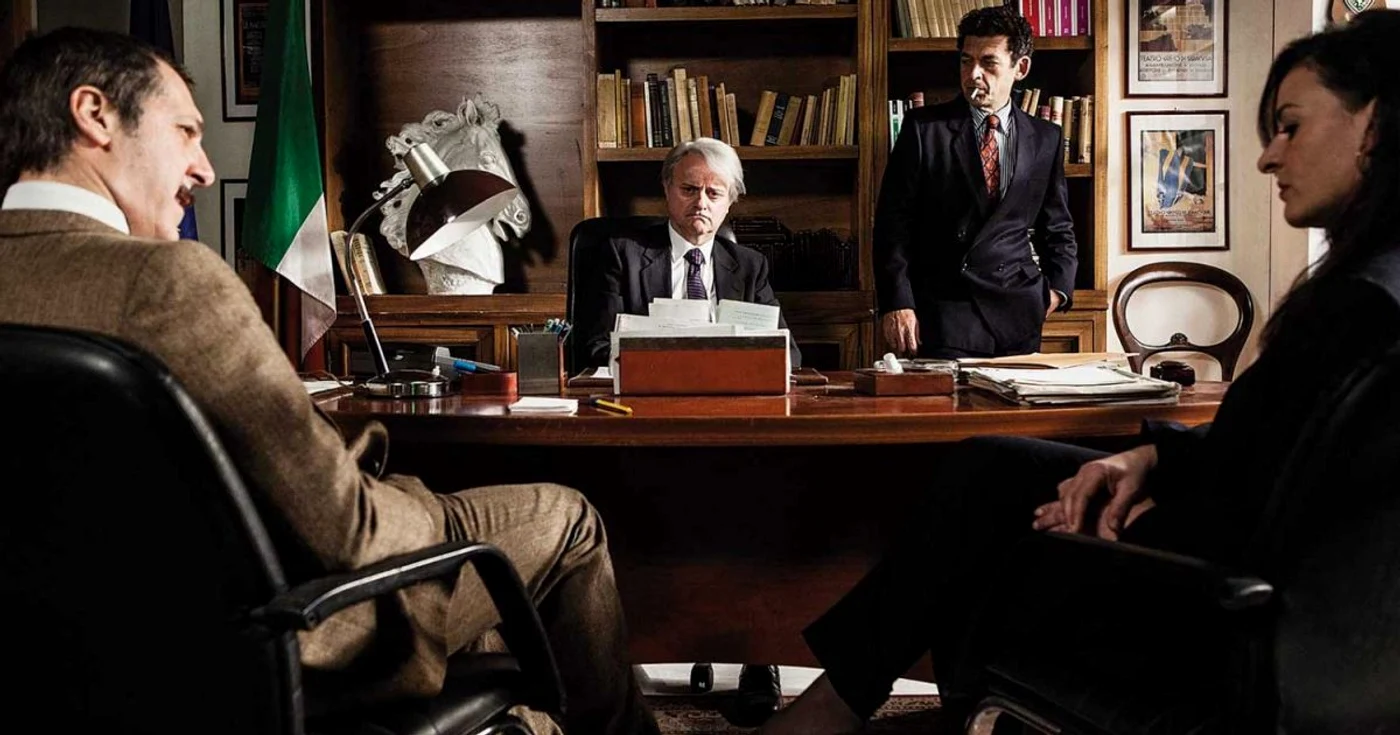 Festivalul prezintă scene din pactele stabilite între diferite state şi diferite mafii. Aici, scenă din filmul The State-Mafia Pact / La Trattativa, regizat de Sabina Guzzanti.