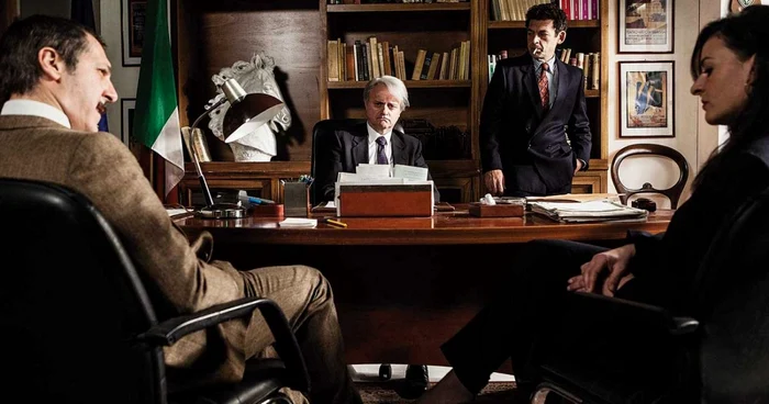 Festivalul prezintă scene din pactele stabilite între diferite state şi diferite mafii. Aici, scenă din filmul The State-Mafia Pact / La Trattativa, regizat de Sabina Guzzanti.