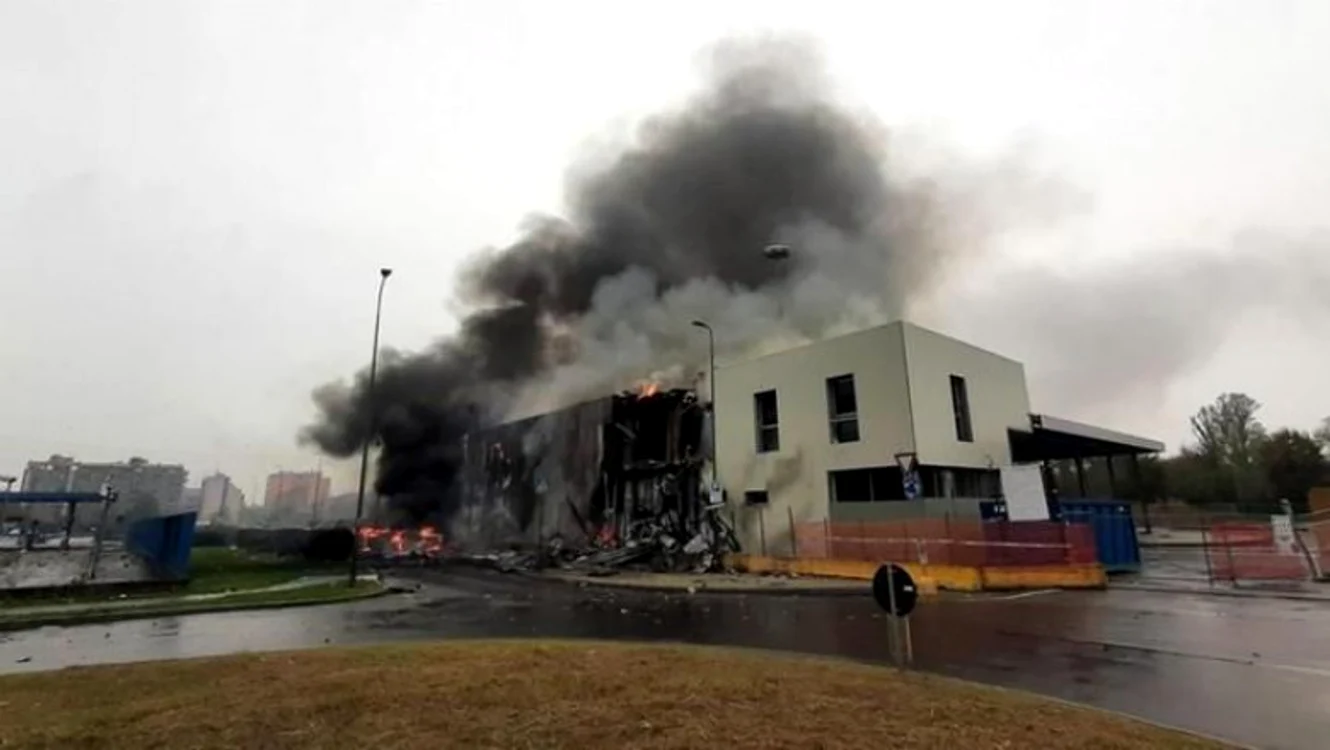 
    Avionul cu opt pasageri s-a prăbuşit în MilanoFoto: Aviation Accidents / This Day in History  