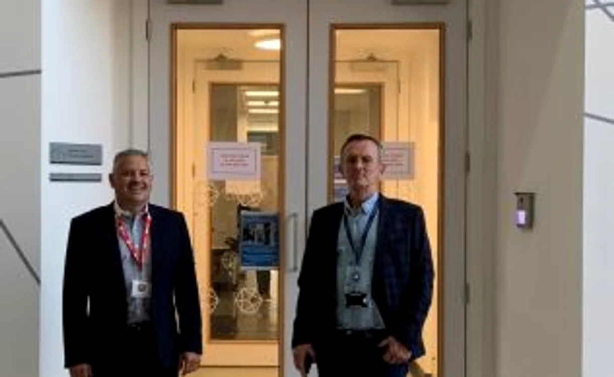 Rob Payne - finanţatorul bursei doctorale a româncei Aurora Veţeleanu şi profesorul acesteia Paul Morgan la Institutul de Cercetare al Demenţei din Marea Britanie Foto Cardiff Times