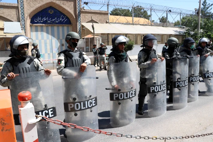 Poliţia afgană în faţa consulatului iranian - afgani protestează după moartea a zeci de migranţi afgani la graniţa dintre Iran şi Afganistan FOTO EPA-EFE