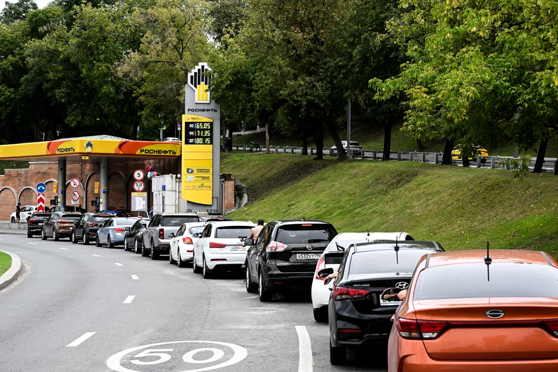 Coadă la o benzinărie din Rusia 