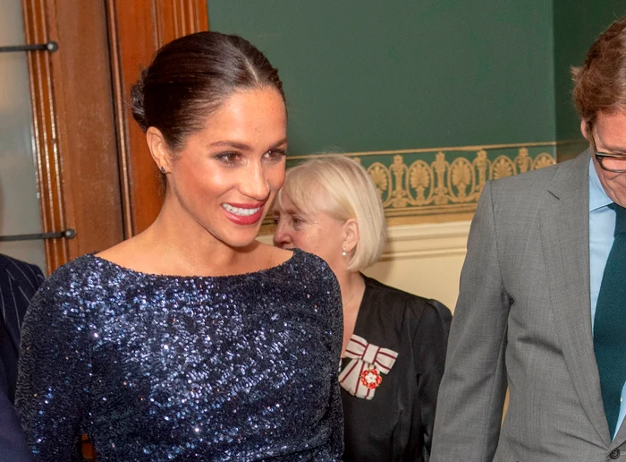 Meghan Markle într-o rochie din brocart în nuanțe auriu și argintiufoto: Getty Images