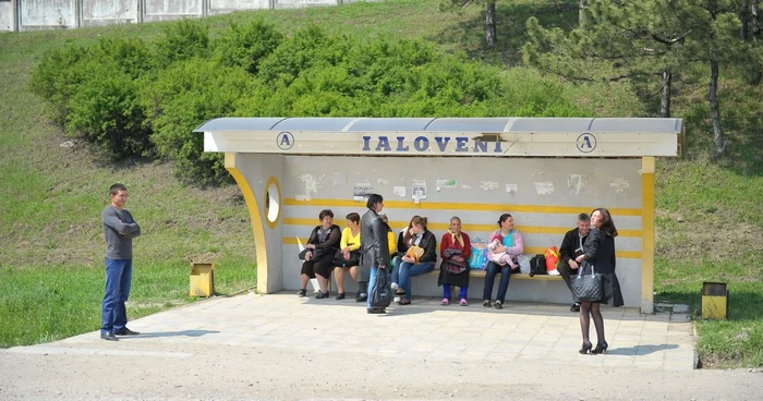 Subiectele fierbinţi sunt răsdiscutate în staţia de autobuz de la intrarea în oraşul Ialoveni. FOTO Valentin Kirgan