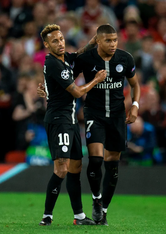
    Liderul din Ligue 1 a jucat în Cupa Franţei cu ultima clasată, iar favoriţii au fost înfrânţi ruşinos de Guingamp, scor 1-2. Neymar a marcat un gol, dar n-a fost suficient. Mbappe, inexistentfoto: EPA  