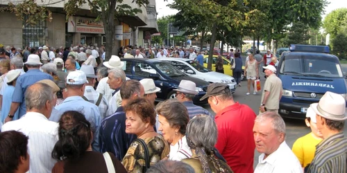 La începutul lunii septembrie, pensionarii se călcau în picioare pentru un abonament gratuit