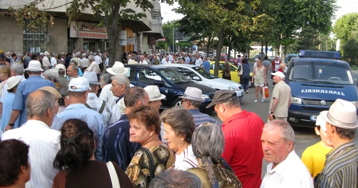 La începutul lunii septembrie, pensionarii se călcau în picioare pentru un abonament gratuit
