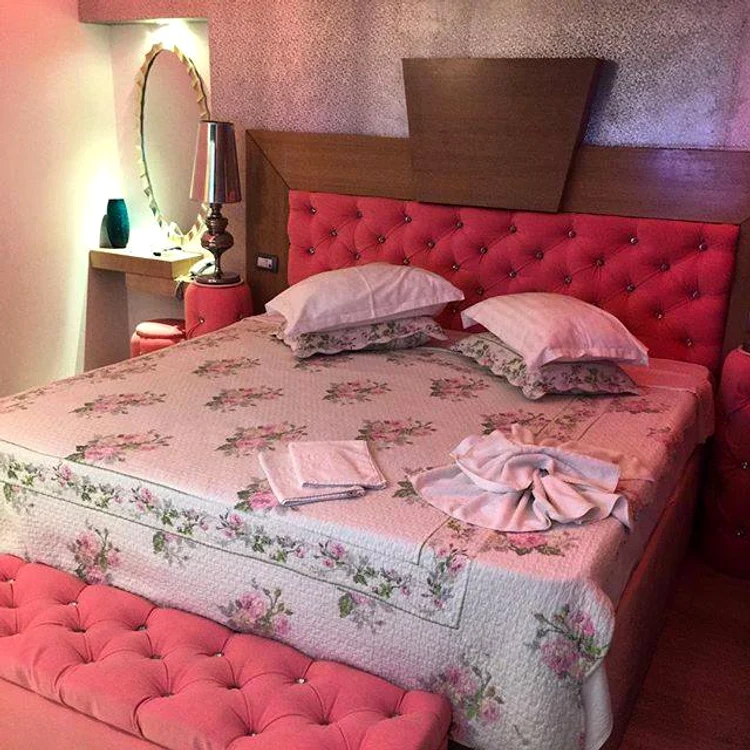 Artistul a luat la misto patul roz şi aşternuturile cu flori
