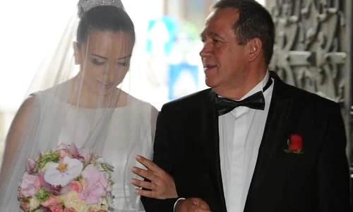 Adina Halas, condusă la altar de tatăl ei Sursa: Instagram 