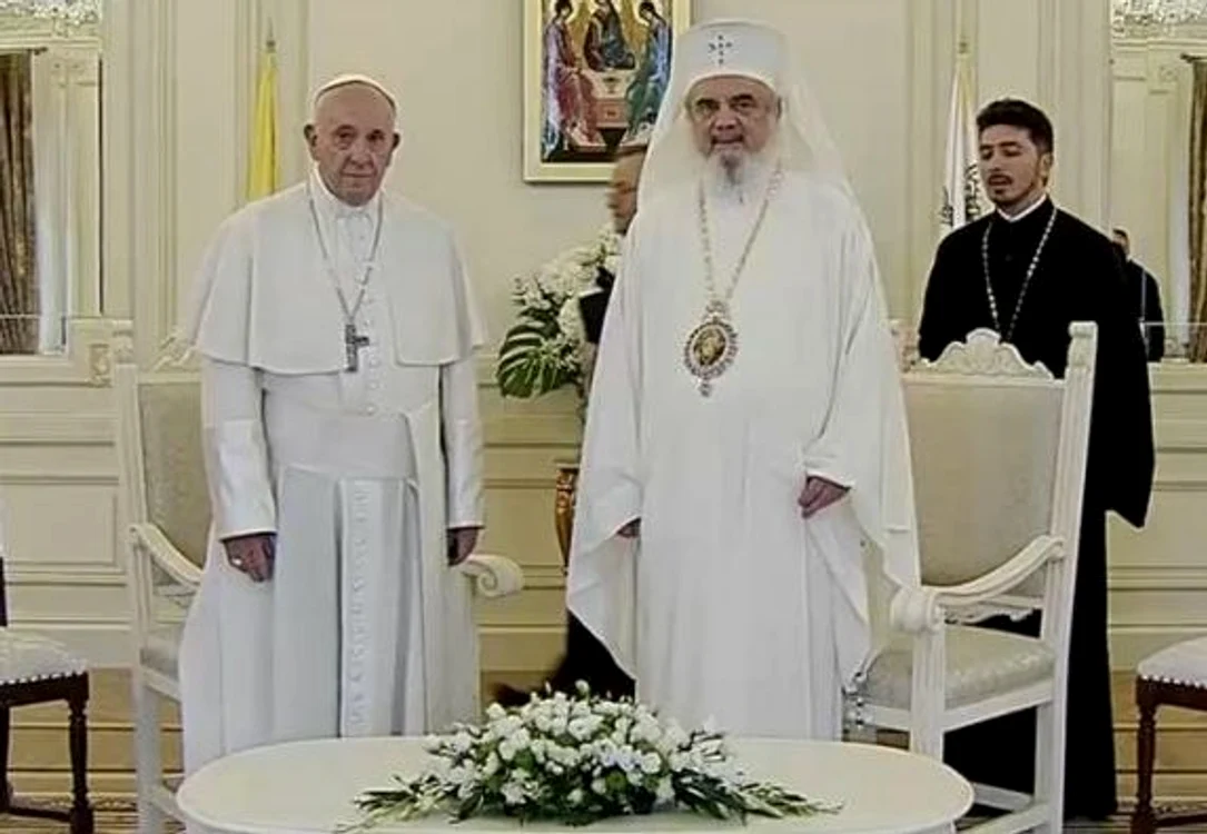 
    Papa Francisc și Patriarhul Daniel au făcut schimb de cadouri Foto: Captură TV  