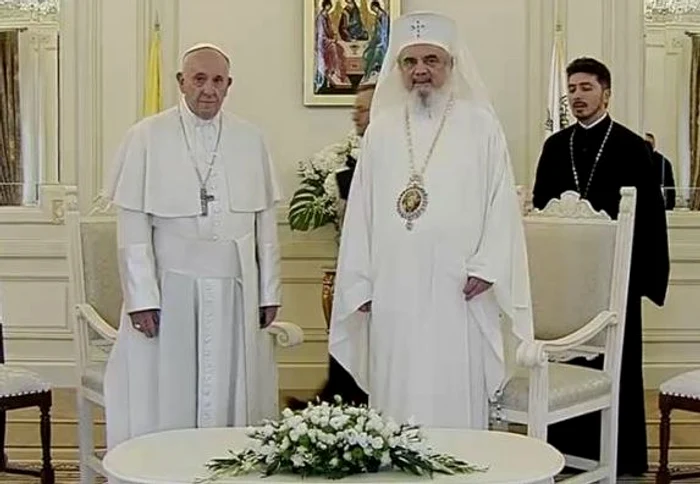 Papa Francisc și Patriarhul Daniel au făcut schimb de cadouri Foto: Captură TV