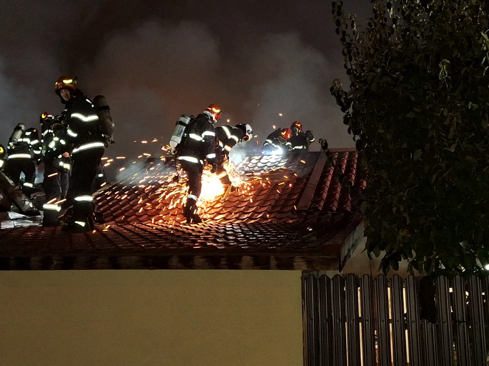 Patru locuințe sunt afectate de incendiu FOTO: ISU