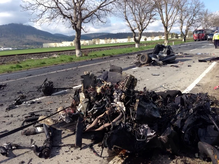 BMW-ul a fost pulverizat de camion. Şoferul a murit instantaneuFoto: brasovultau.ro