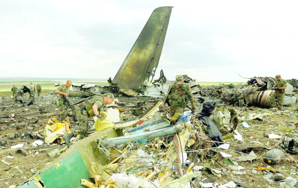 
    Avionul IL-76 a fost complet distrus (fotografii: reuters)  