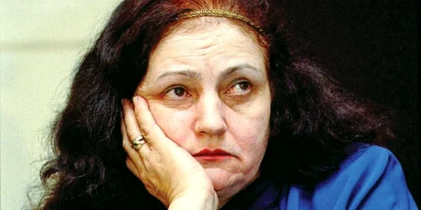 Leonida Lari a făcut din bentiţa pe care o purta pe cap o marcă personală. „Bentiţa de pe cap a venit din revelaţie“, a explicat ea