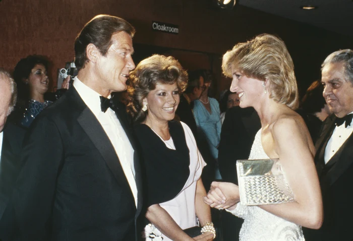 Roger Moore și soția Luisa au întâlnit-o la o premieră Bond pe Prințesa Diana
