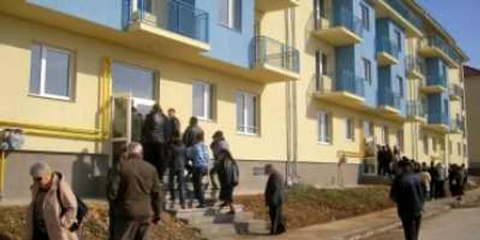 Craiova: FOTO: 63 de familii au primit locuinţe ANL