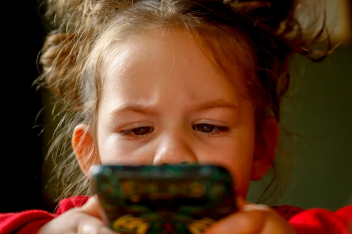 Părinții, captivi în social media. Impactul tăcut asupra relației cu copiii