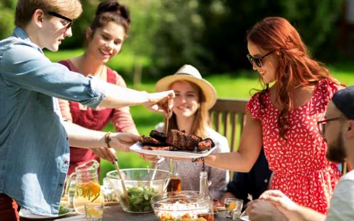 
    Pentru o ţinută decentă este important să ţinem cont şi de poziţia corpului, cum apucăm tacâmurile, dar şi cum trebuie să procedăm atunci când terminăm de mâncatFOTO: adevarul.ro  