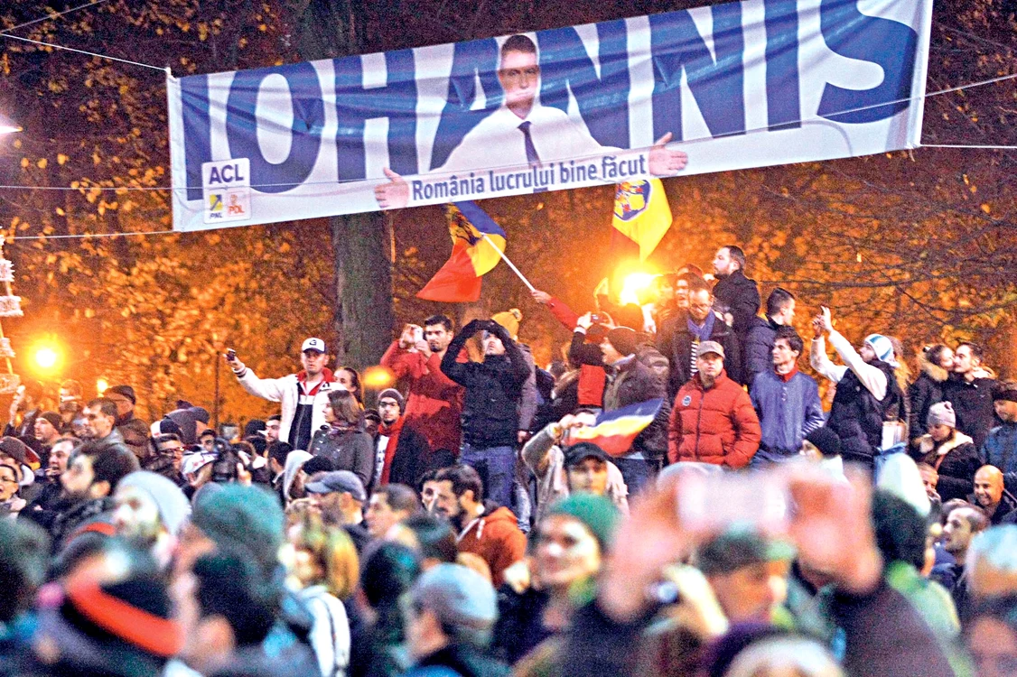 
    Românii au sărbătorit  în toată țara victoria surprinzătoare a lui Iohannis  