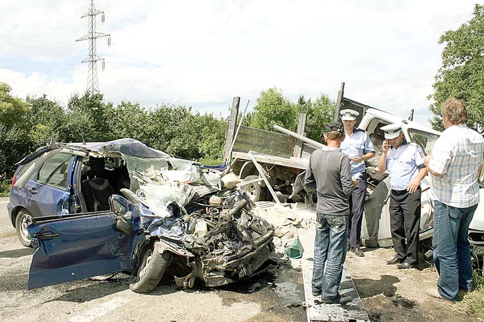 Şoferul vinovat nu a acordat prioritate autoturismului în care se aflau victimeleFoto: Sandrinio Neagu