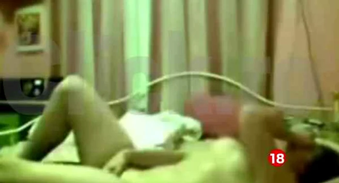 Fata îşi câştiga banii din videochat.