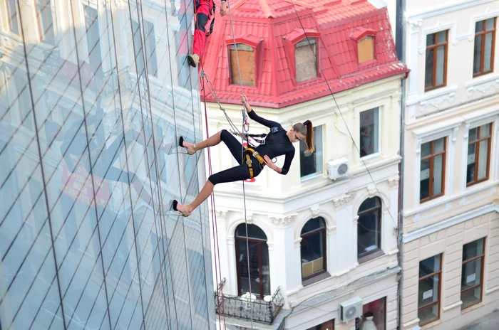 
    O nouă provocare marca “Supermodels by Catalin Botezatu” a avut loc zilele acestea pe clădirea CocorFoto Kanal D  