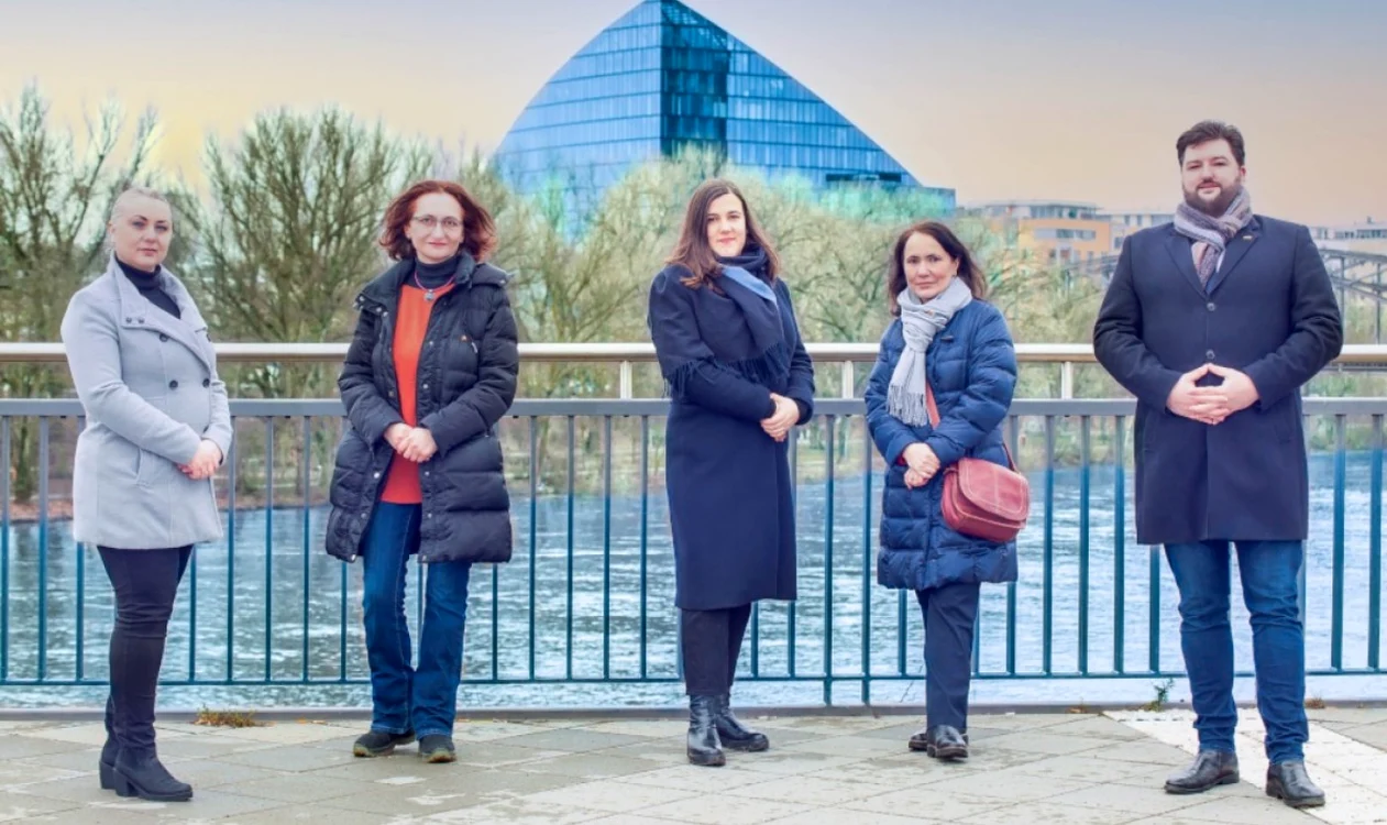Români pentru Frankfurt, cu cercetătoarea Alina Jurcoane (a doua din stânga), avocata Cristina Roşca-Peters (a doua din dreapta) şi specialistul IT Ionuţ-Vlad Plenz printre candidaţi FOTO ro-ffm.de