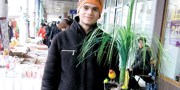 Păsările viu colorate şi palmierii din plastic se vând pe post de mărţişor