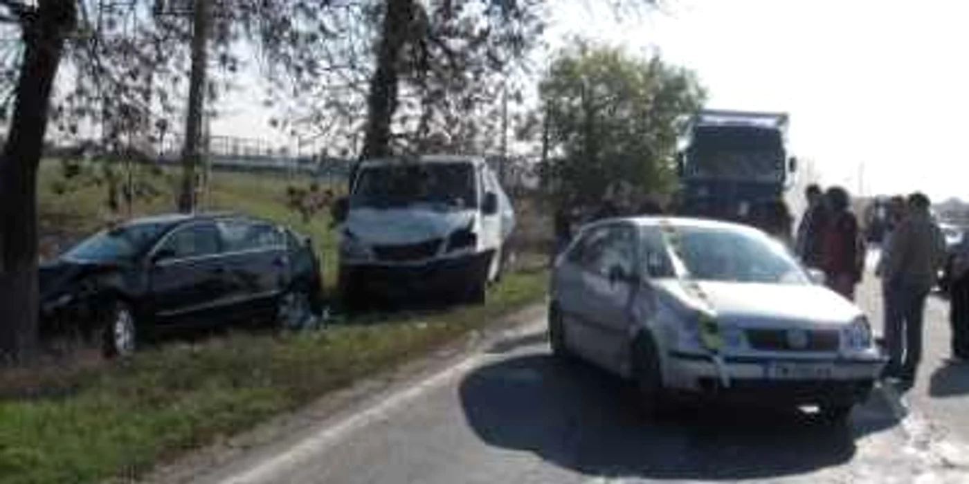 Timişoara: Un TIR cu numere de Bulgaria plin cu alcool a „măturat” cinci maşini la Orţişoara (GALERIE FOTO)