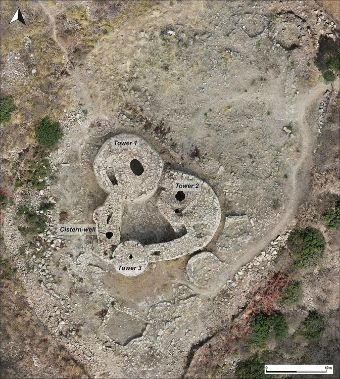 Complexul Nuragic de la Barru, cu amplasarea fântânii-cisternă (© Amir Ahmadpour și Lars Heinze)