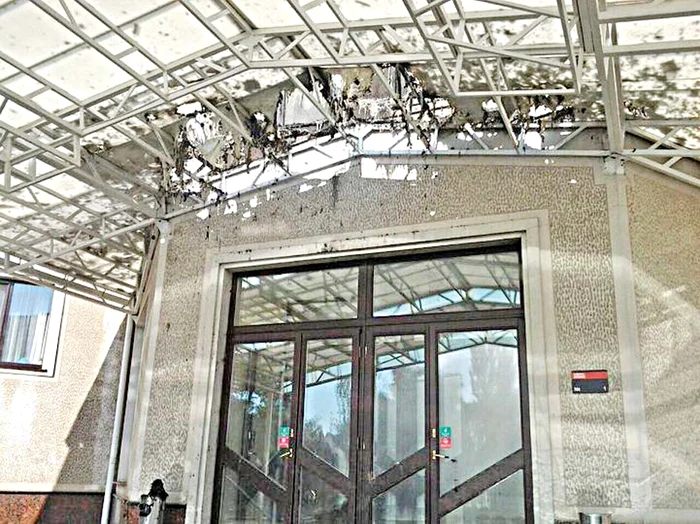 Intrarea în clădire a fost distrusă