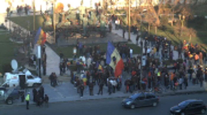 Proteste pentru Sabina, fata cu bentiţa tricoloră la Universitate FOTO Adevărul