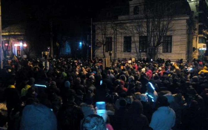 Proteste la
Piteşti. Peste 2.000 de oameni au strigat: „La venirea nopţii, eliberaţi
hoţii!”