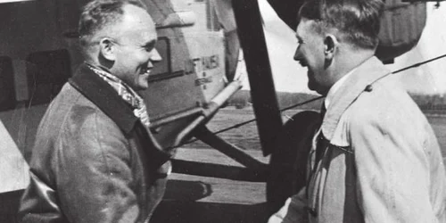 Adolf Hitler dand mana cu fostul sau pilot Hans Baur FOTO @MediadrumImages/ HansBaur/ PenandS