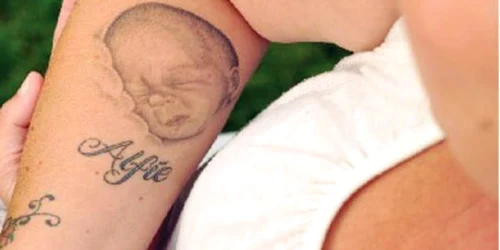 Clare este convinsă că, prin intermediul tatuajului, îl are pe fiul său mereu în braţe 