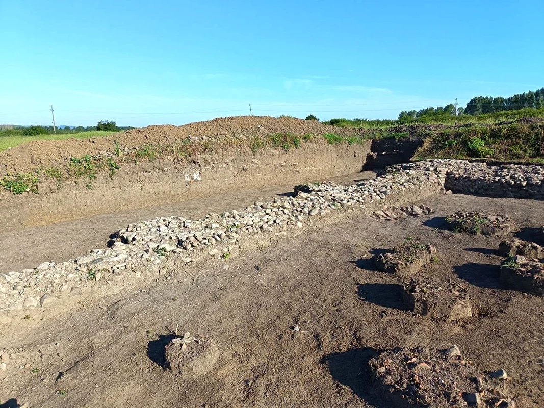 O nouă descoperire arheologică în Castrul roman de la Răcari (© Facebook / Cosmin Vasile)
