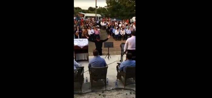 Pe imagini se vede cum participanţii stau practic lipiţi unii de ceilalţi Foto: captură video IPJ Galaţi
