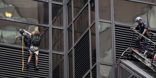 Un bărbat escaladează faţadă din sticlă a clădirii de 58 de etaje Trump Tower din New York FOTO AP / Julie Jacobson