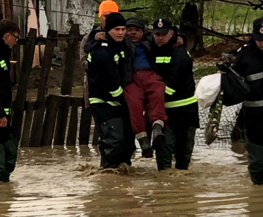 Sinistrații au fost scoși din ape pe brațe de pompieriFotografii: ISU Vaslui/ISU Bacău