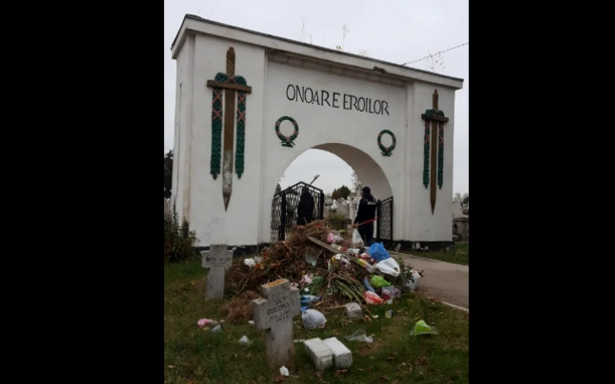 Munţii de gunoaie sunt abandonaţi peste mormintele soldaţilor căzuţi în Primul Război Mondial