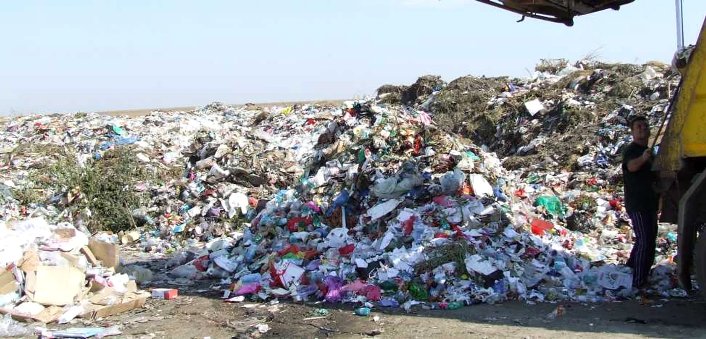 Angajaţii AlexSal descărcau gunoiul la vechea groapă neconformă
