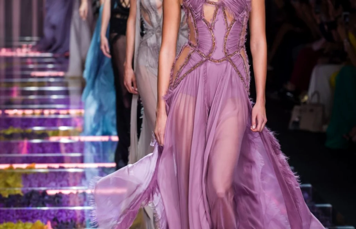 Prezentarea colecţiei Atelier Versace, în cadrul Săptămânii Modei Haute Couture de la Paris/FOTO AP