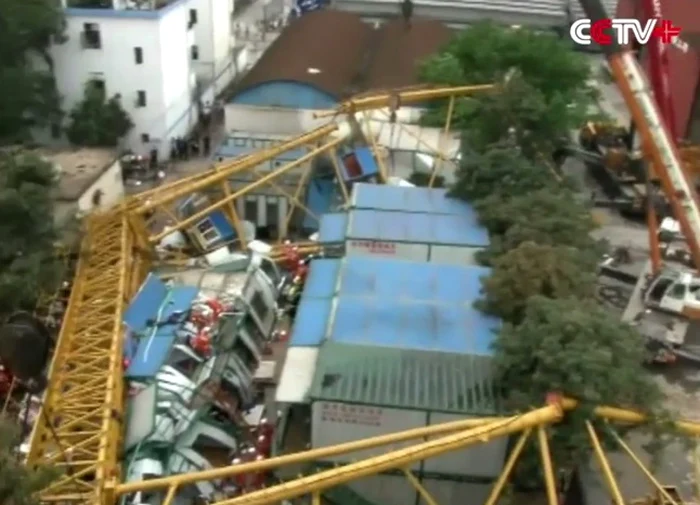 Macaraua s-a prăbuşit din cauza vântului puternic Foto: Captură video CCTV+