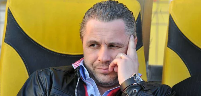 www.sport.rol.ro | Marius Şumudică, gânditor pe banca tehnică a lui FC Braşov