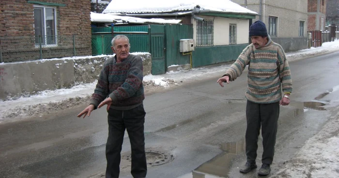 Gheorghe Potcovaru şi Florian Andrei lângă gura de canal de pe Morilor